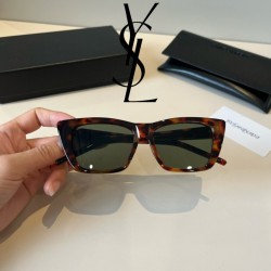 YSLサングラスで顔の形を変え... YSLサングラスで顔の形を変え...