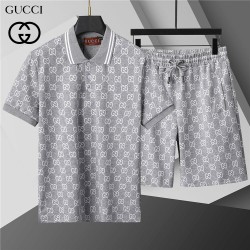 GucciTシャツは洗練された...