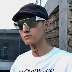 Burberryレタープリント...