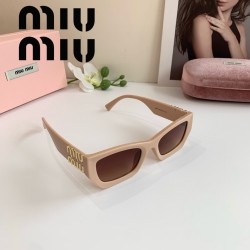 MIUMIU ミュウミュウ 新... MIUMIU ミュウミュウ 新...