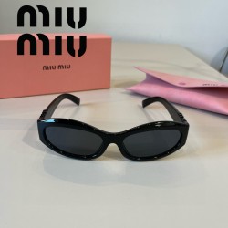 MIUMIU 高級感を演出する...