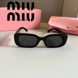 MIUMIUの白黒サングラスは...