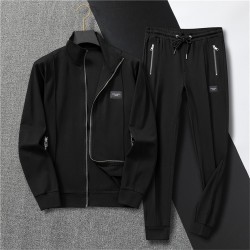 胸に黒いロゴの小さなラベルが付...