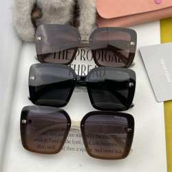 MiuMiuサングラス...