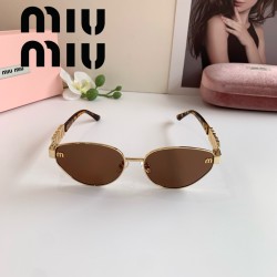 MIUMIUのブラウンサングラ...