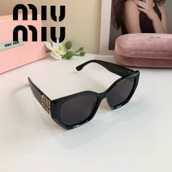 MIUMIUの新しいファッショ...