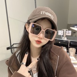 DIORモダンなスクエア型サン...