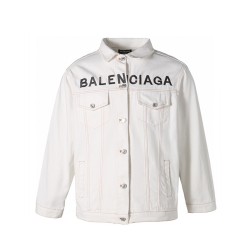 胸に小さな文字が入ったバレンシ...