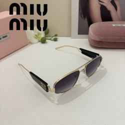 MIUMIUの新作ファッション...