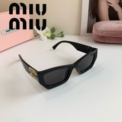 MIUMIUミュウミュウ 仕事...