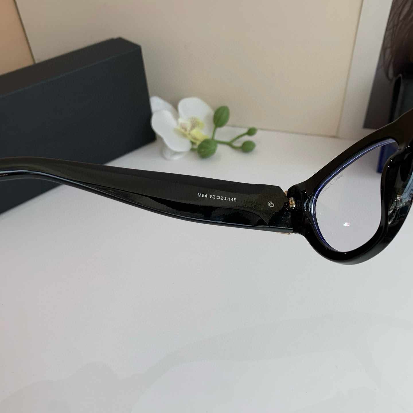 YSL イヴ・サン・ローラン 新作スクエアサングラス セレブ愛用サングラス