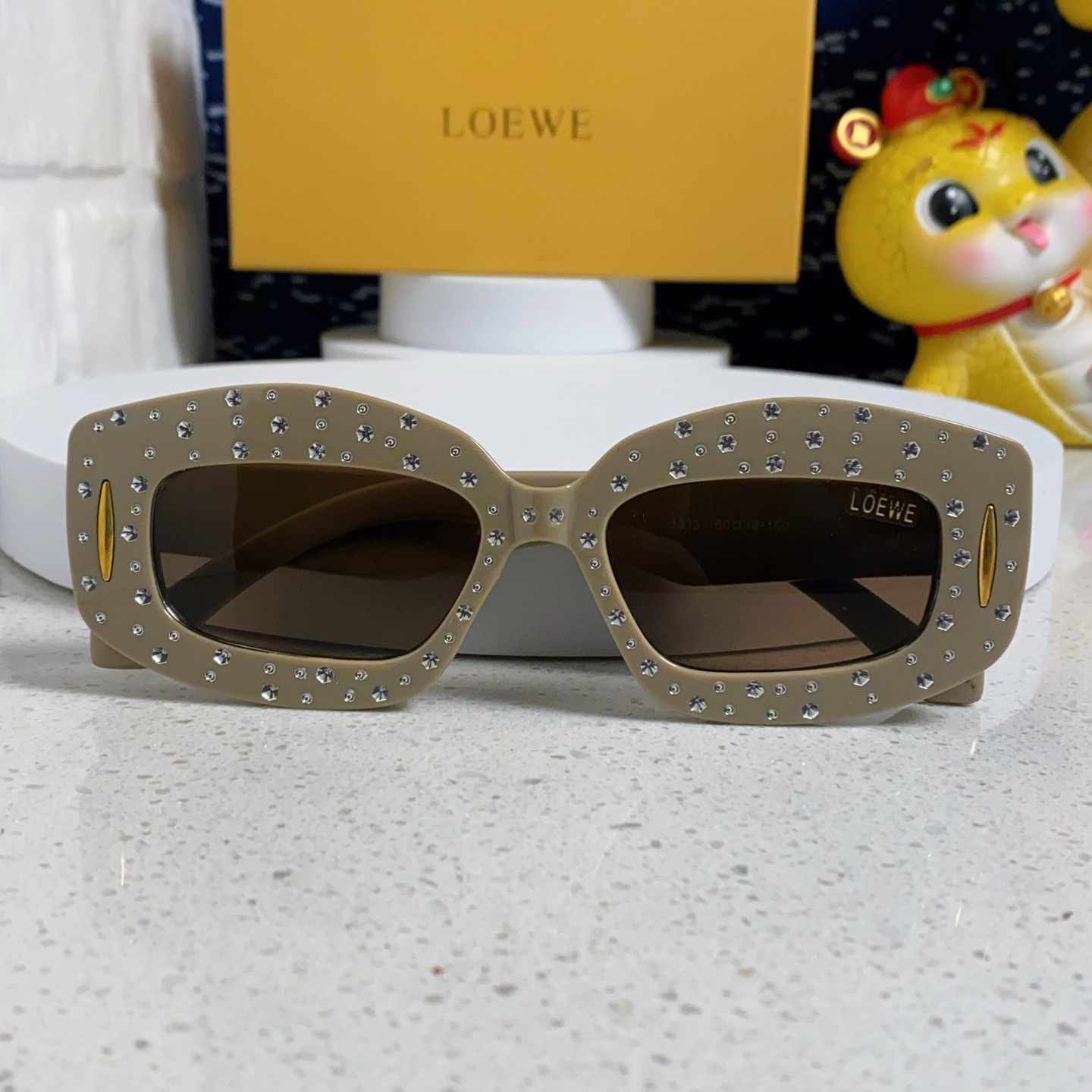 LOEWE ロエベ 2025年新作 グレーのサングラス ダイヤモンド付き ユニセックス