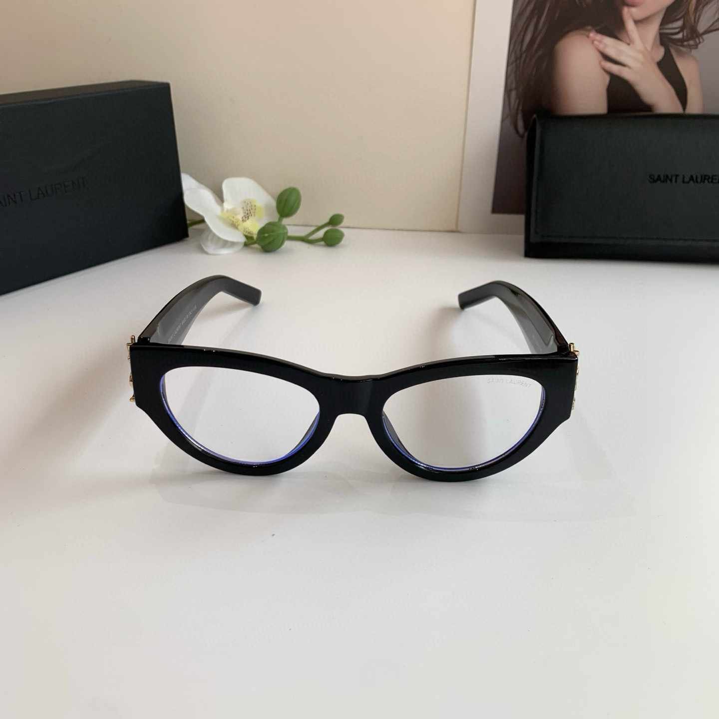 YSL イヴ・サン・ローラン 新作スクエアサングラス セレブ愛用サングラス