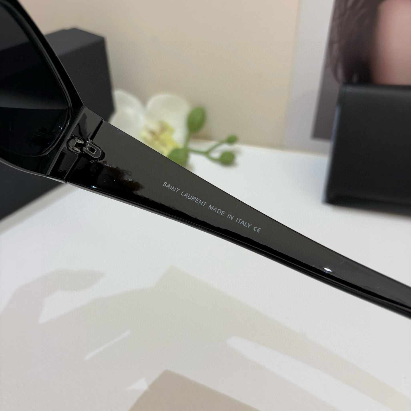 YSL +イヴ・サン・ローラン 新作スクエアサングラス ゴールドロゴ入り