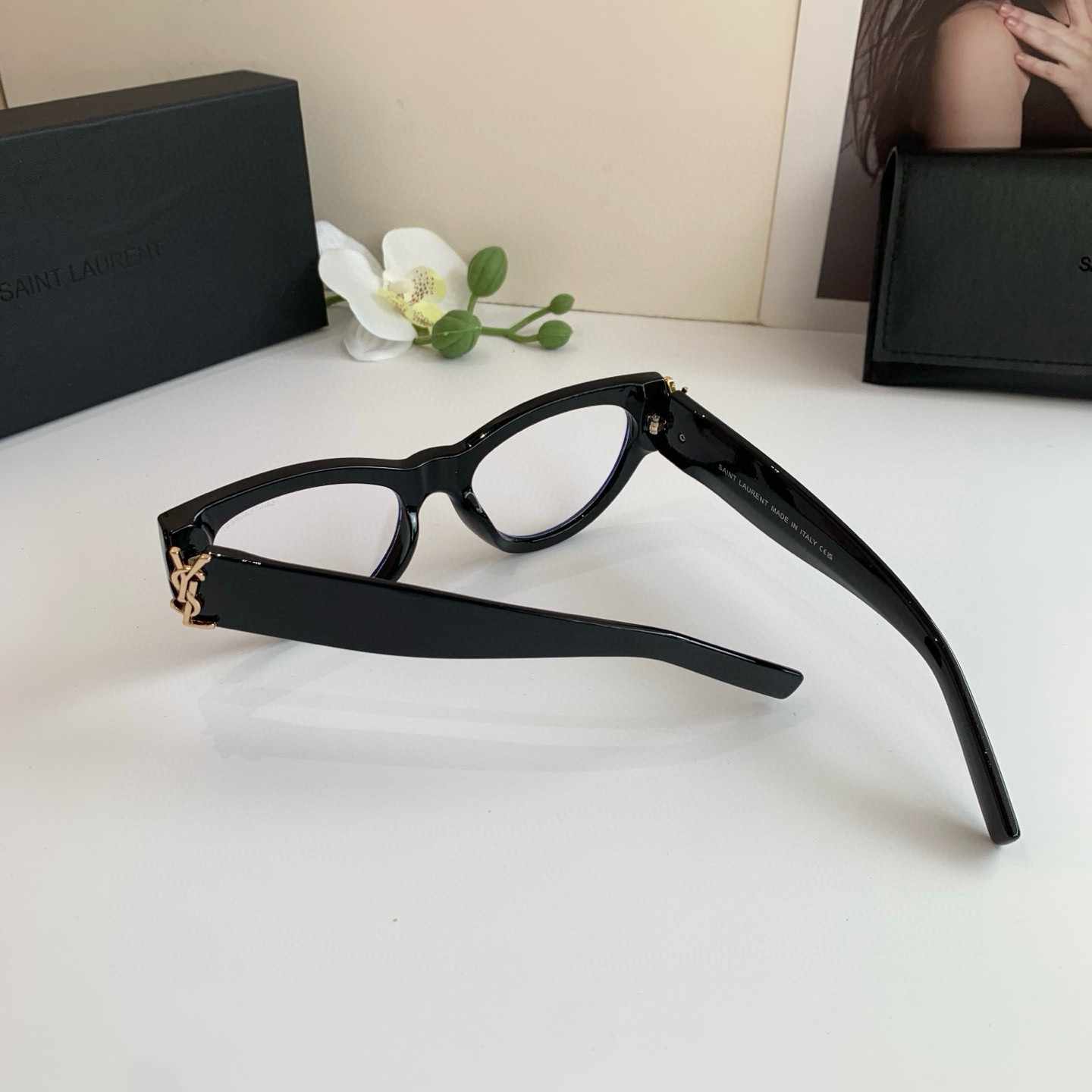 YSL イヴ・サン・ローラン 新作スクエアサングラス セレブ愛用サングラス