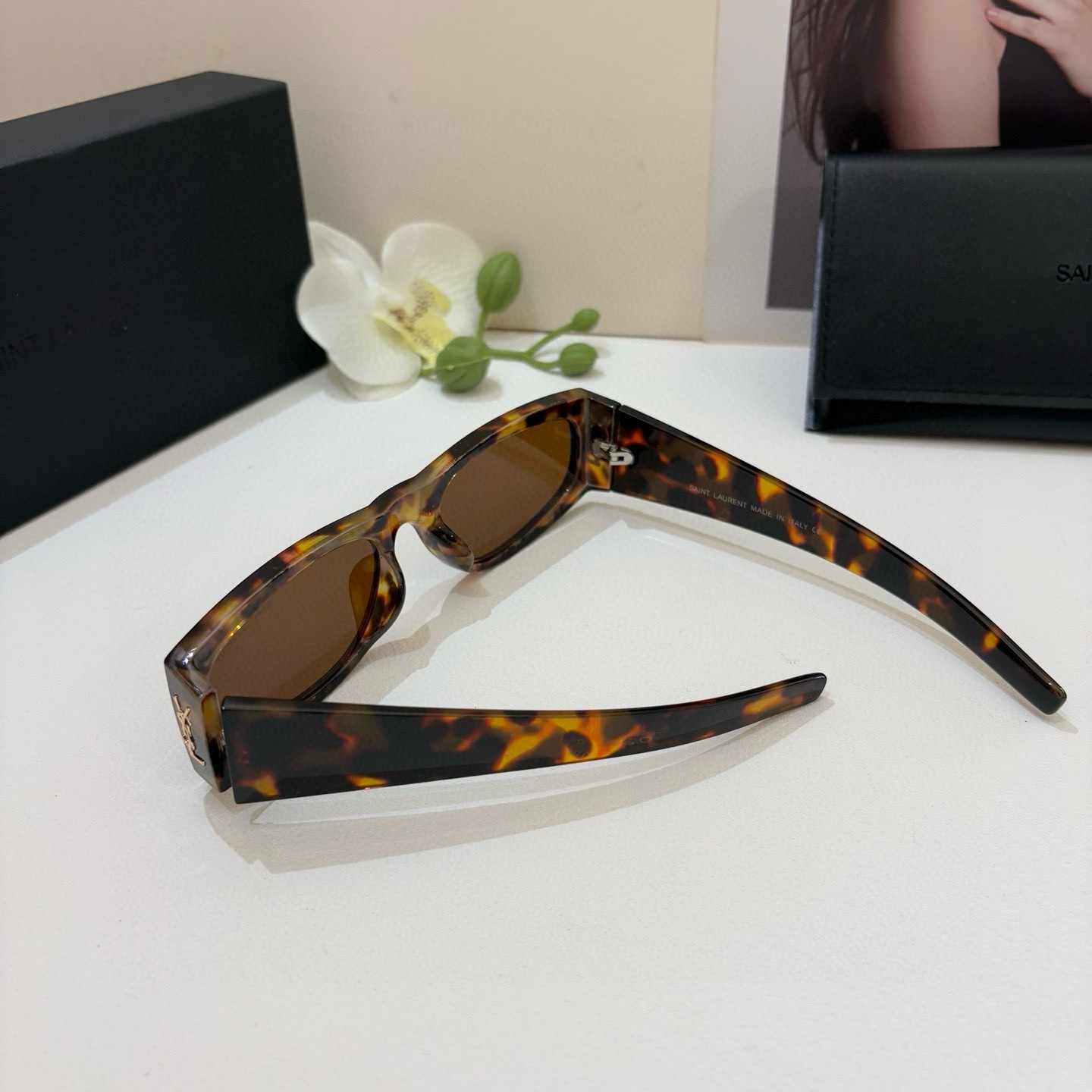 YSL ++イヴ・サン・ローラン 新作スクエアサングラス ゴールドロゴ