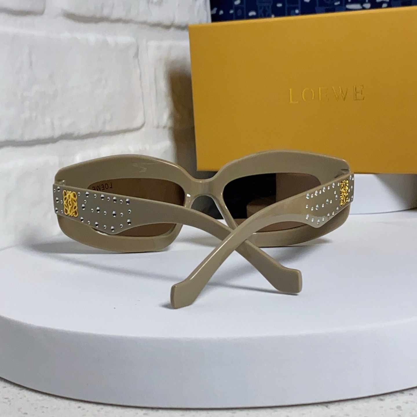 LOEWE ロエベ 2025年新作 グレーのサングラス ダイヤモンド付き ユニセックス