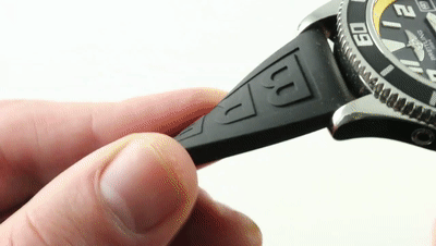 Y2meta.app-Breitling SuperOcean 42 (A1736402_BA32) Luxury Watch Review-(720p)[00_01_22--00_01_31].gif