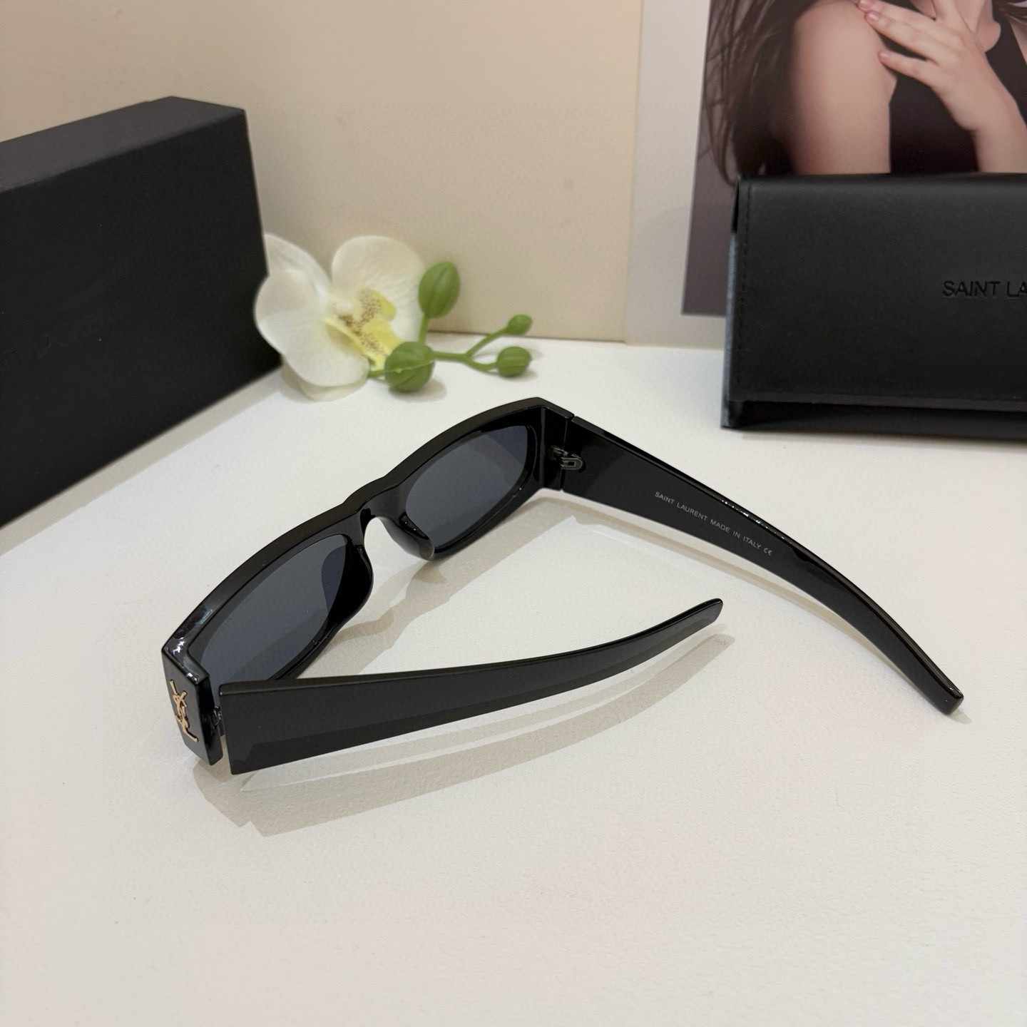 YSL +イヴ・サン・ローラン 新作スクエアサングラス ゴールドロゴ入り