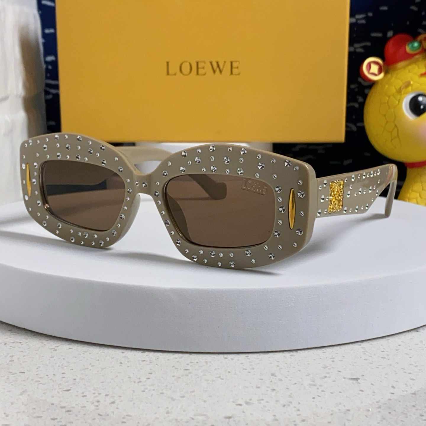 LOEWE ロエベ 2025年新作 グレーのサングラス ダイヤモンド付き ユニセックス