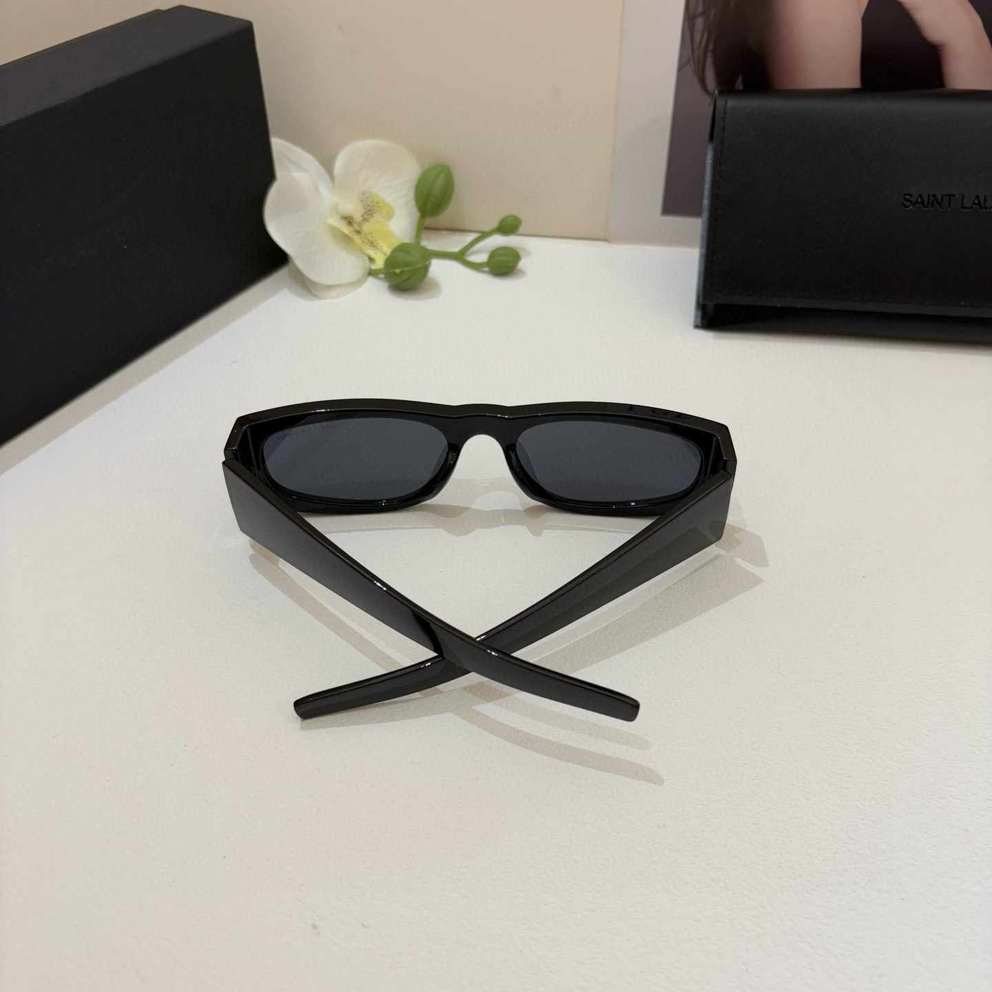 YSL +イヴ・サン・ローラン 新作スクエアサングラス ゴールドロゴ入り