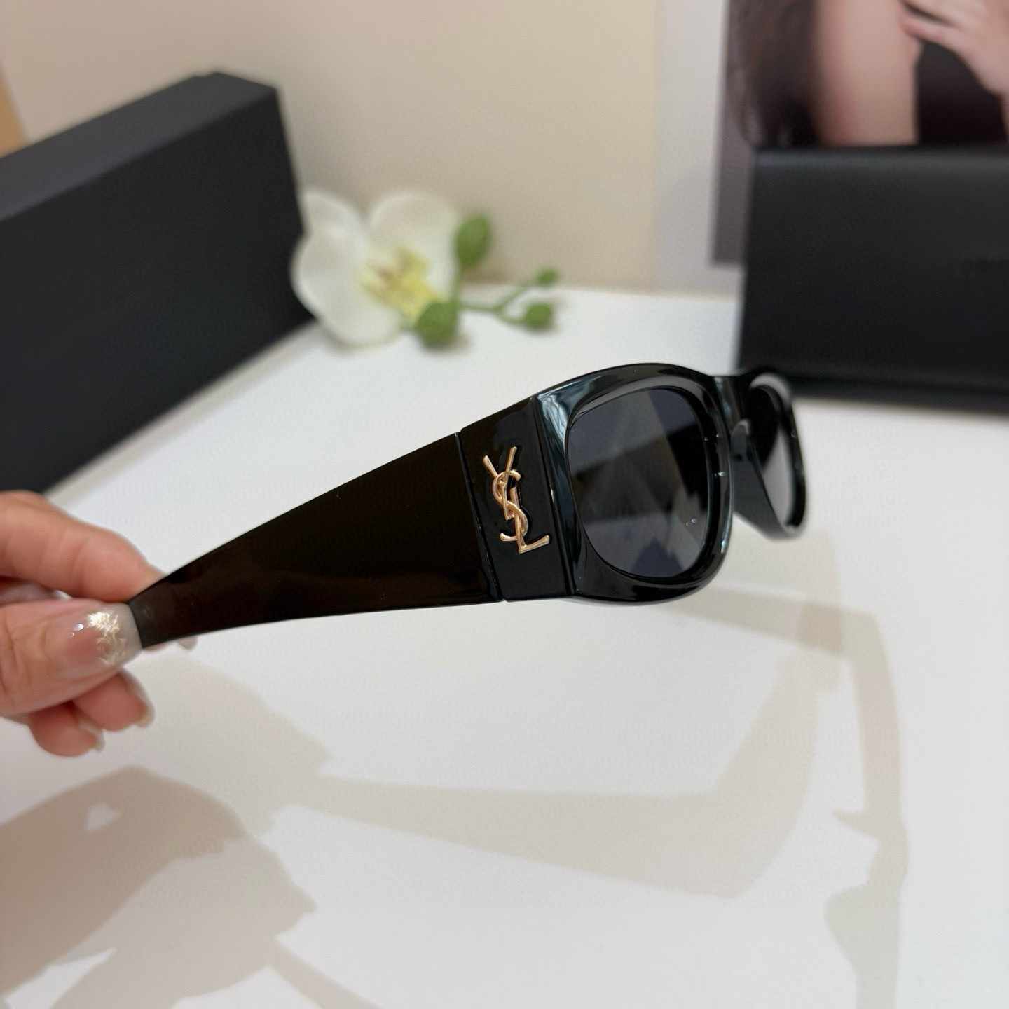 YSL +イヴ・サン・ローラン 新作スクエアサングラス ゴールドロゴ入り