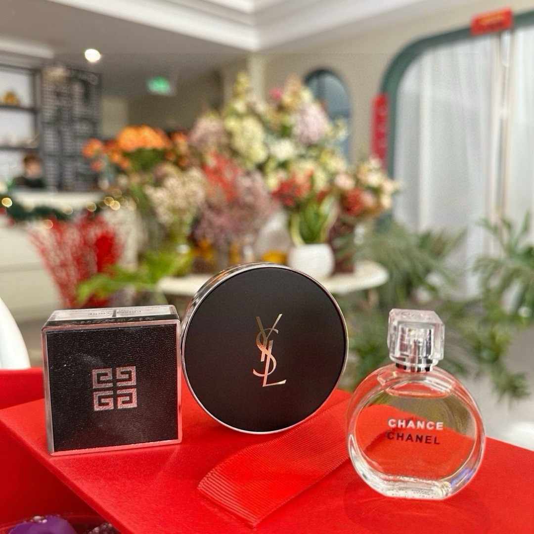 魔立方 赤いギフトボックス バレンタインセットディオール リップスティック サンプル 999、アルマーニ サンプル 405、YSL リトル ゴールド バー、シャネル ピンク エンカウンター パフューム ギフトセット