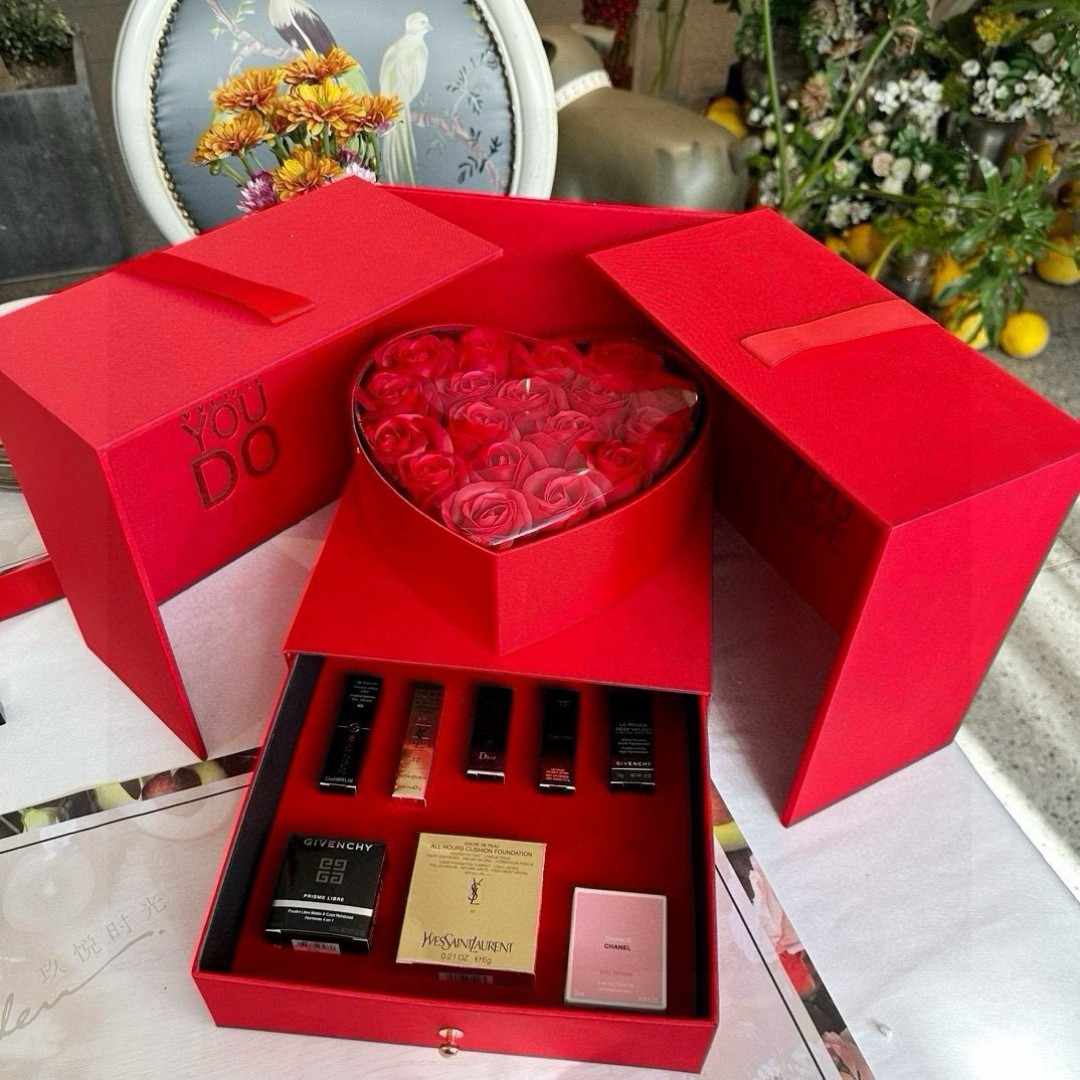 魔立方 赤いギフトボックス バレンタインセットディオール リップスティック サンプル 999、アルマーニ サンプル 405、YSL リトル ゴールド バー、シャネル ピンク エンカウンター パフューム ギフトセット