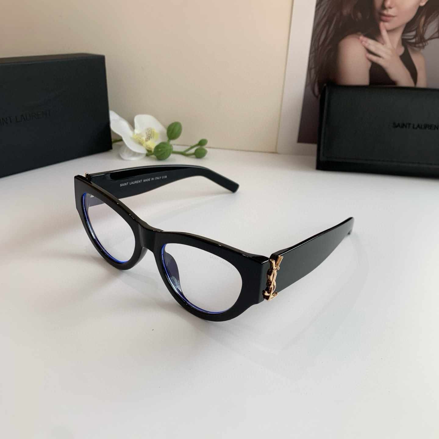 YSL イヴ・サン・ローラン 新作スクエアサングラス セレブ愛用サングラス