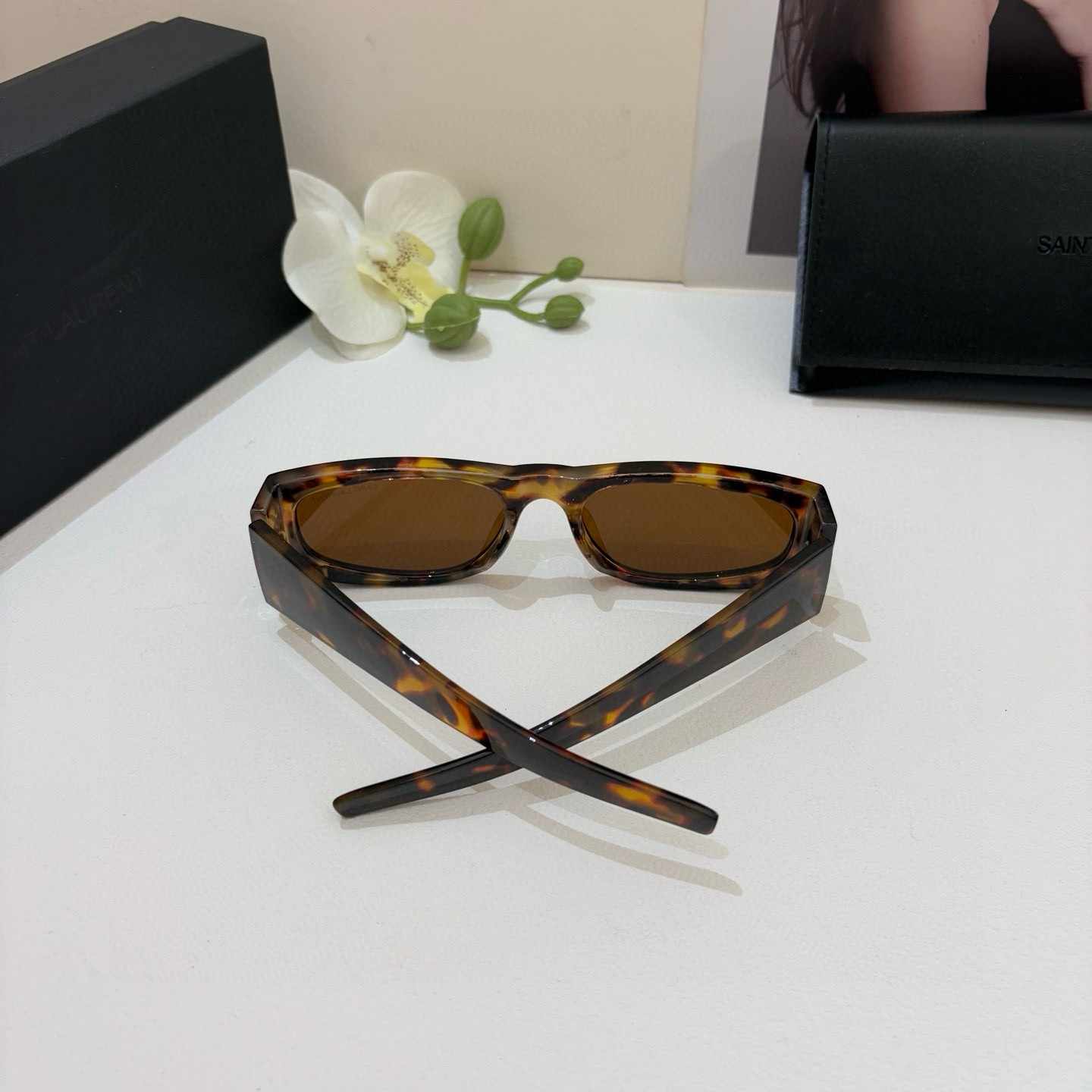 YSL ++イヴ・サン・ローラン 新作スクエアサングラス ゴールドロゴ