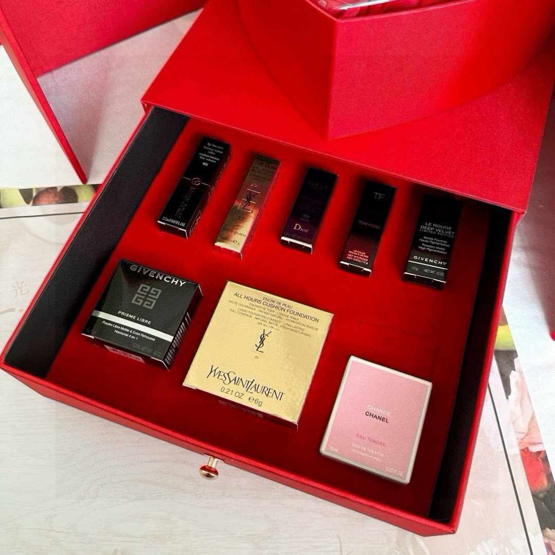 魔立方 赤いギフトボックス バレンタインセットディオール リップスティック サンプル 999、アルマーニ サンプル 405、YSL リトル ゴールド バー、シャネル ピンク エンカウンター パフューム ギフトセット