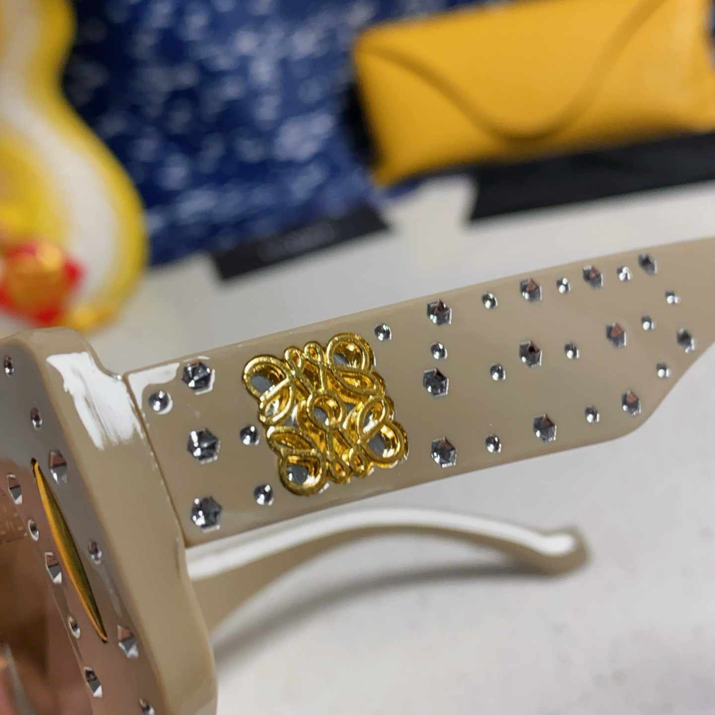 LOEWE ロエベ 2025年新作 グレーのサングラス ダイヤモンド付き ユニセックス