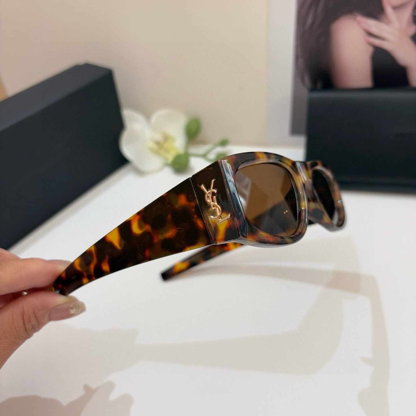 YSL ++イヴ・サン・ローラン 新作スクエアサングラス ゴールドロゴ