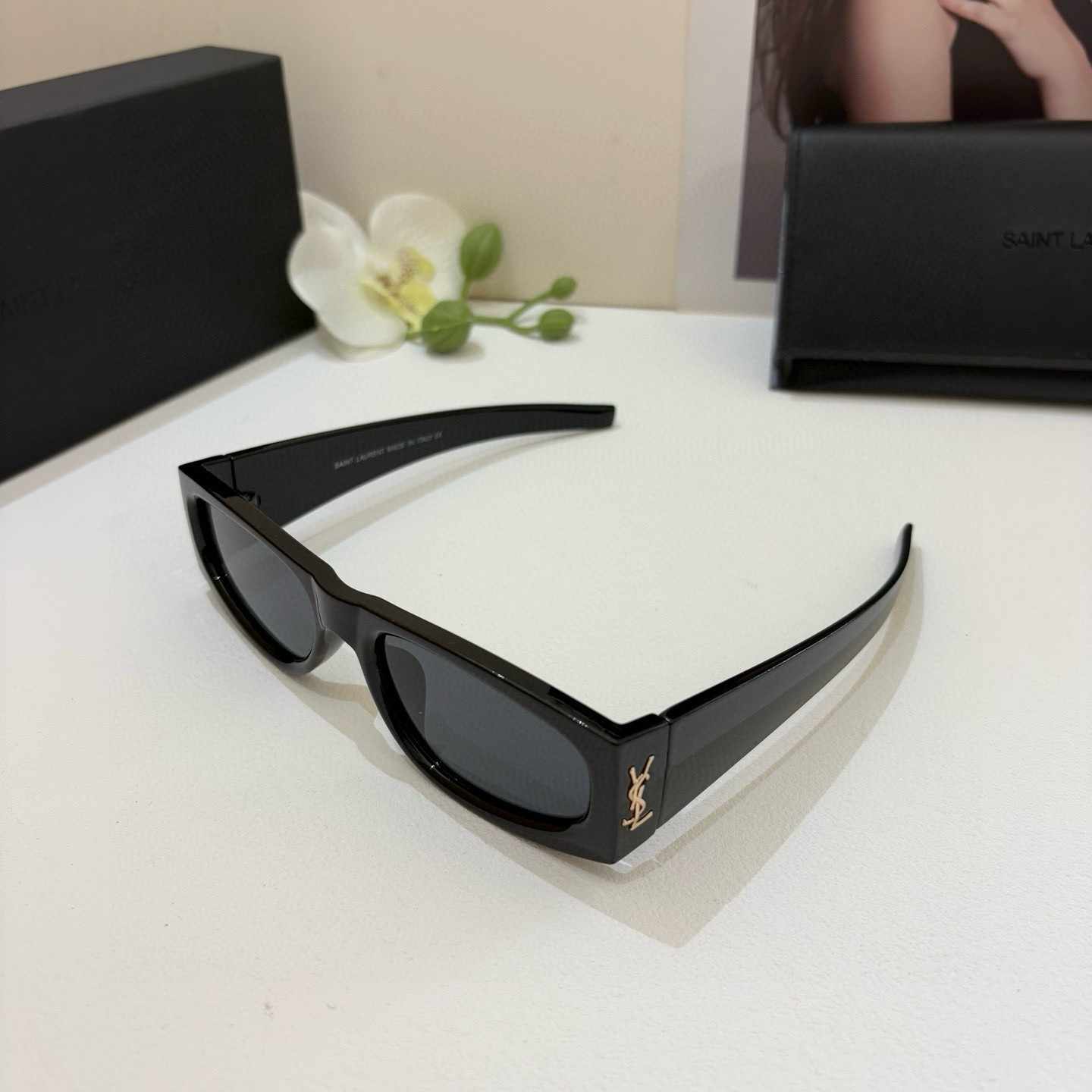 YSL +イヴ・サン・ローラン 新作スクエアサングラス ゴールドロゴ入り