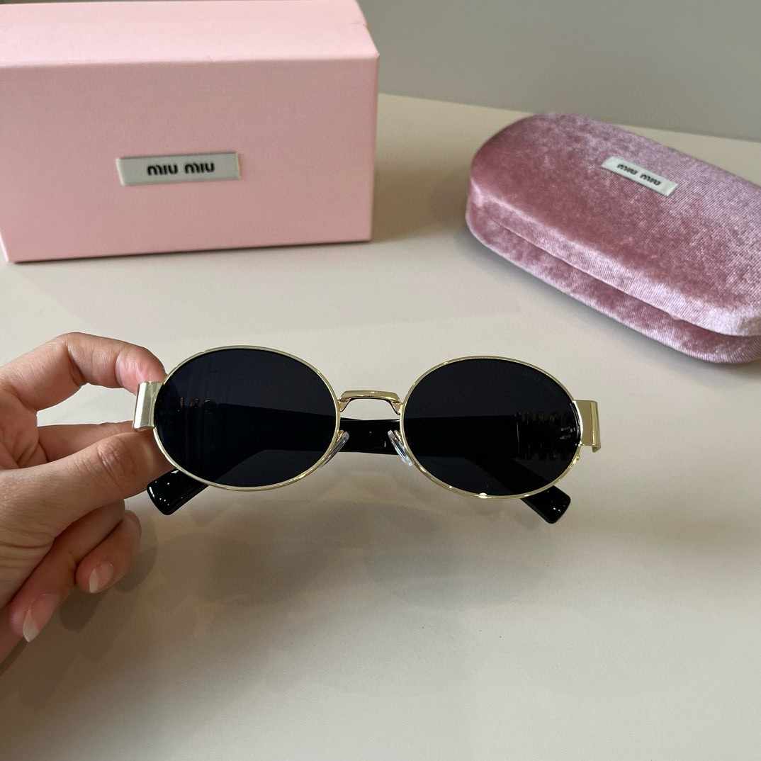 MIUMIU ミュウミュウ ヨーロッパで25年ぶりの新モデル サングラスブラック14