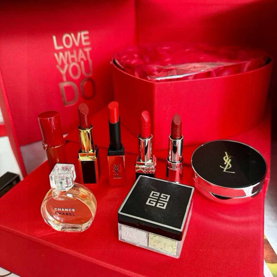 魔立方 赤いギフトボックス バレンタインセットディオール リップスティック サンプル 999、アルマーニ サンプル 405、YSL リトル ゴールド バー、シャネル ピンク エンカウンター パフューム ギフトセット