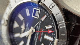 Breitling Avenger GMT 2 - Unboxing[00_02_18--00_02_30].gif
