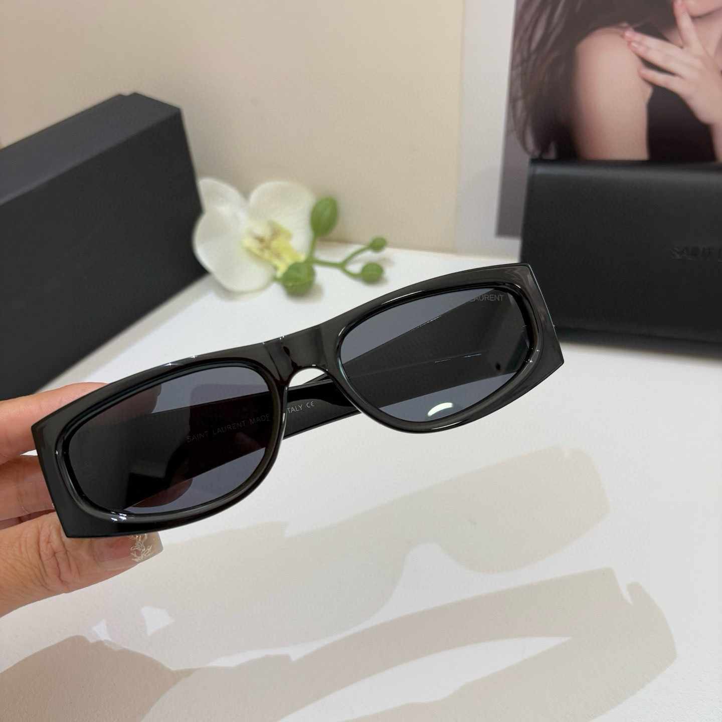 YSL +イヴ・サン・ローラン 新作スクエアサングラス ゴールドロゴ入り