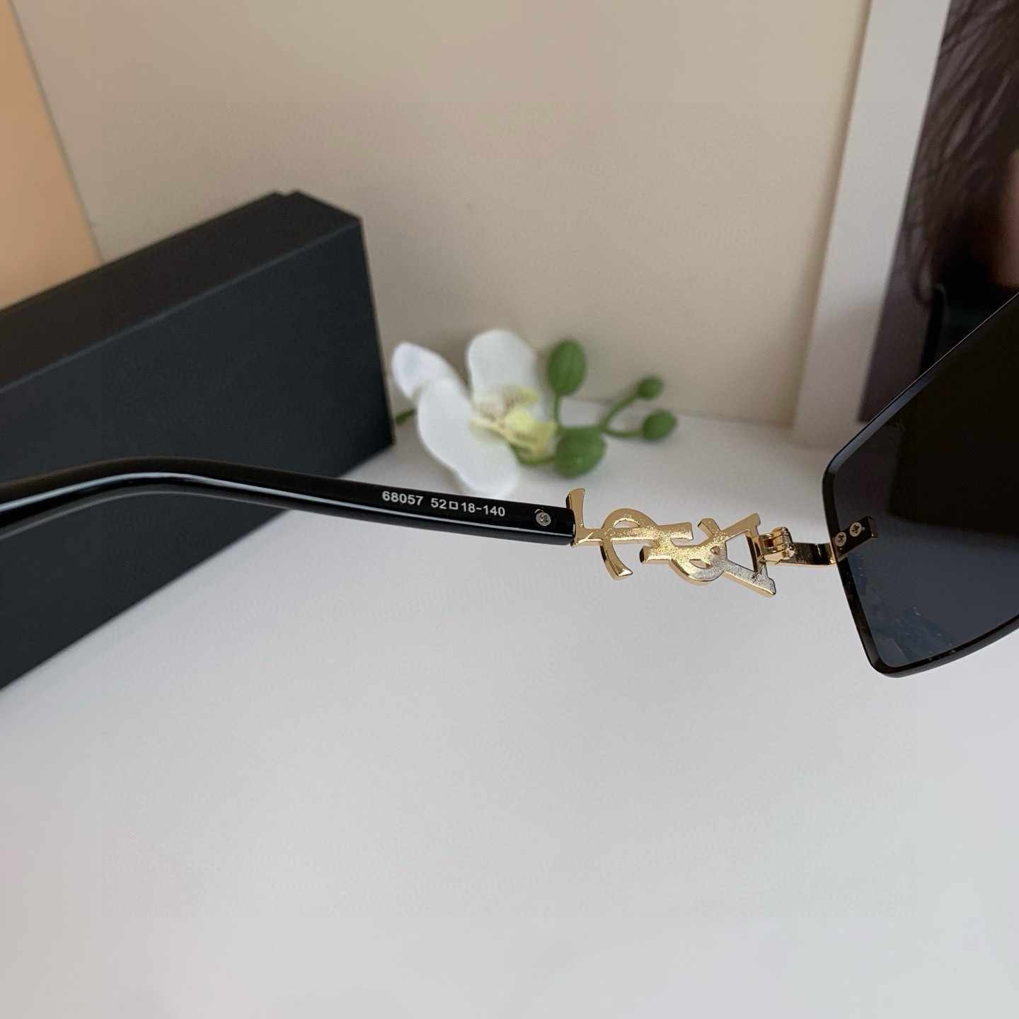 YSL イヴサンローラン サングラス 新作 セレブリティ愛用サングラス