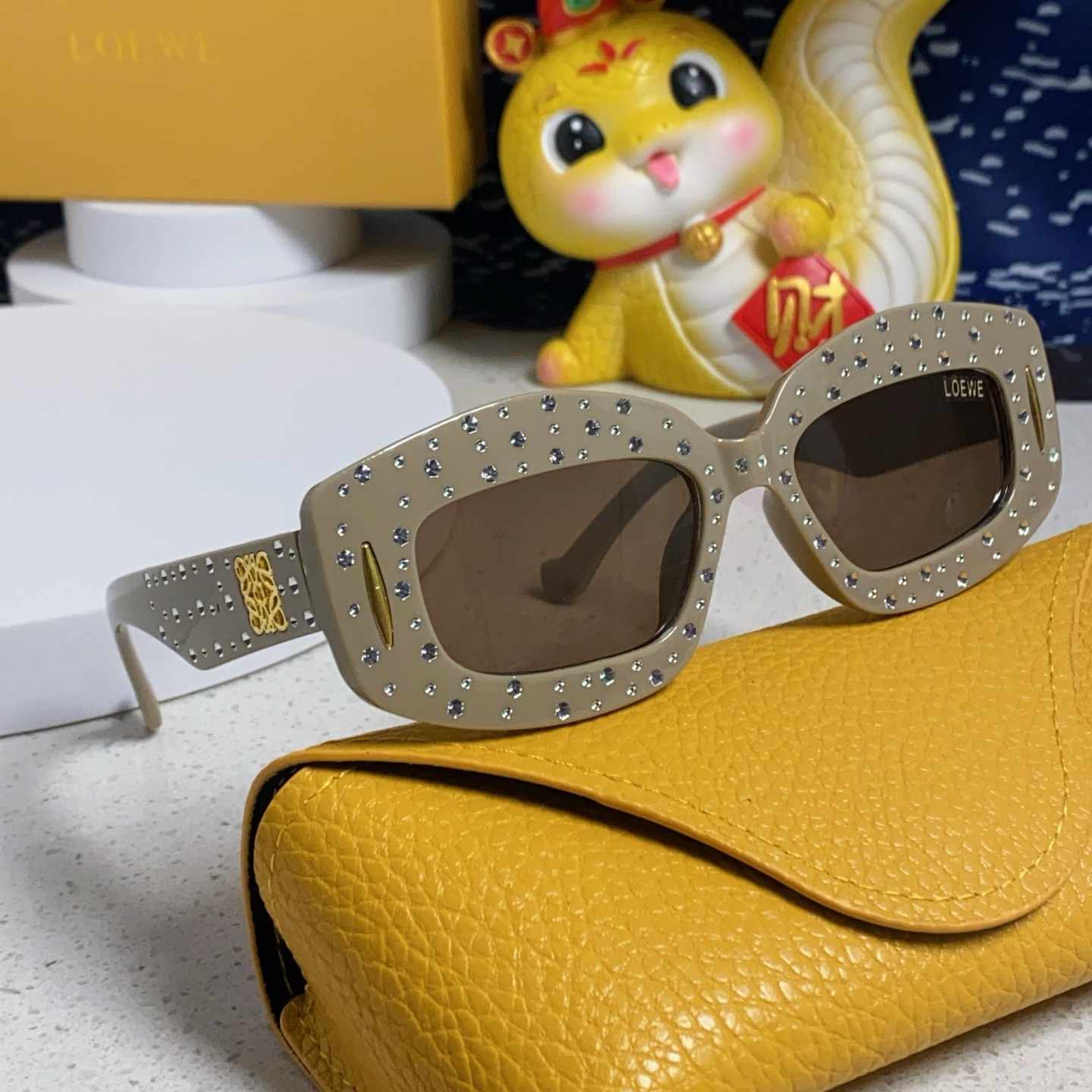 LOEWE ロエベ 2025年新作 グレーのサングラス ダイヤモンド付き ユニセックス