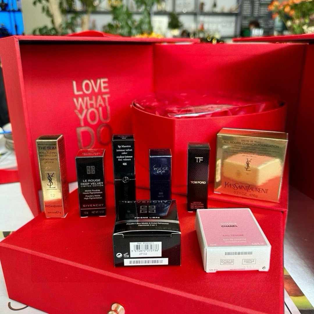 魔立方 赤いギフトボックス バレンタインセットディオール リップスティック サンプル 999、アルマーニ サンプル 405、YSL リトル ゴールド バー、シャネル ピンク エンカウンター パフューム ギフトセット