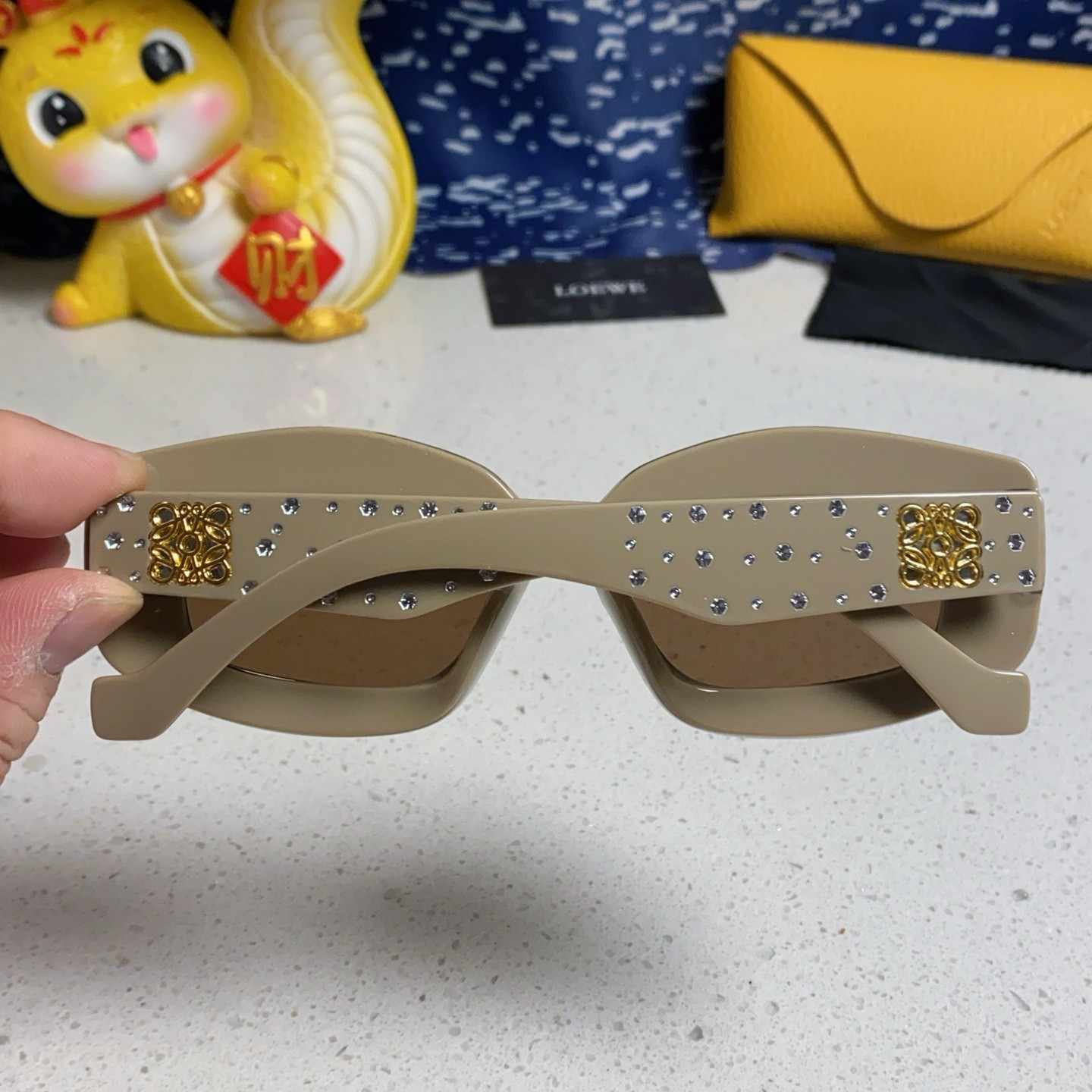 LOEWE ロエベ 2025年新作 グレーのサングラス ダイヤモンド付き ユニセックス