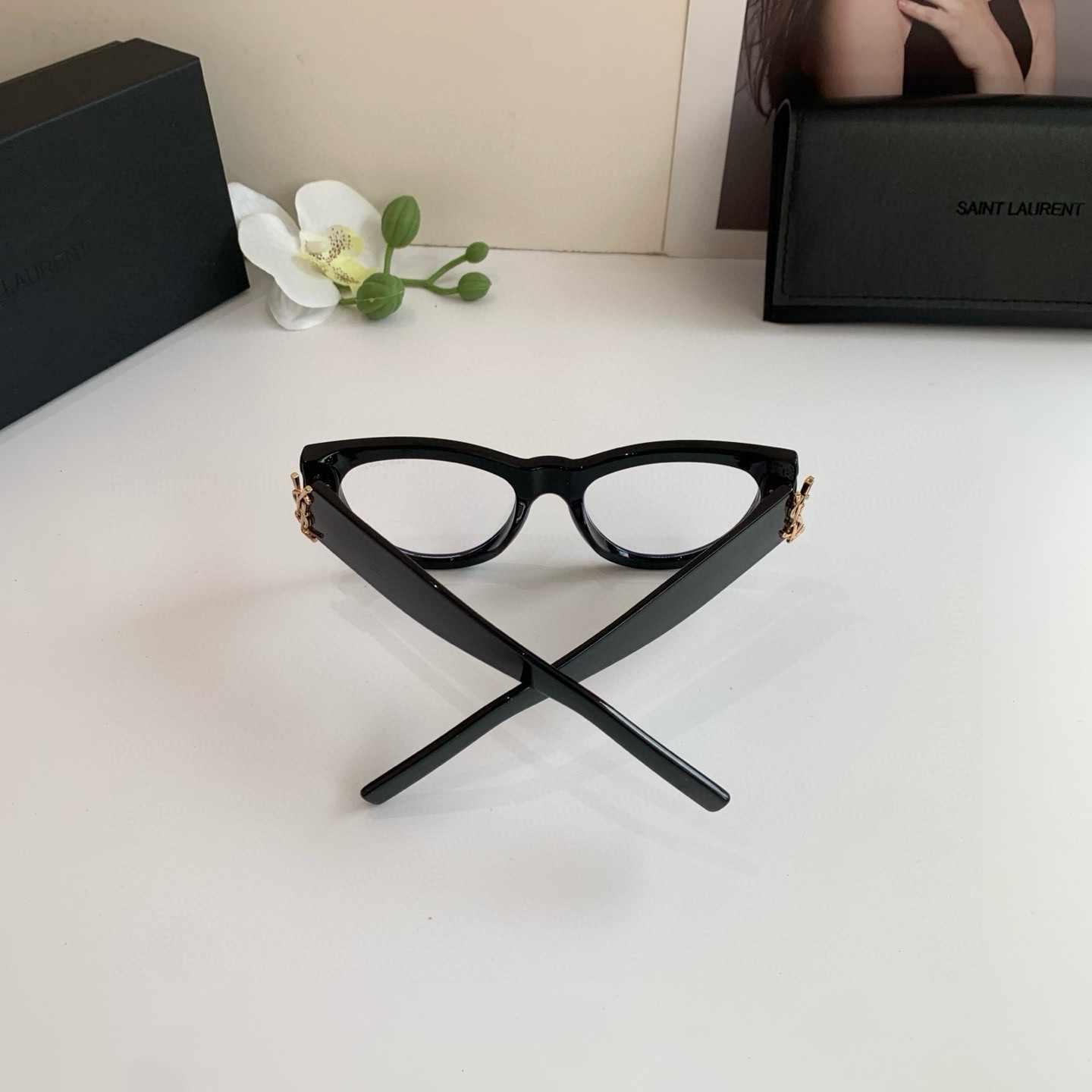 YSL イヴ・サン・ローラン 新作スクエアサングラス セレブ愛用サングラス