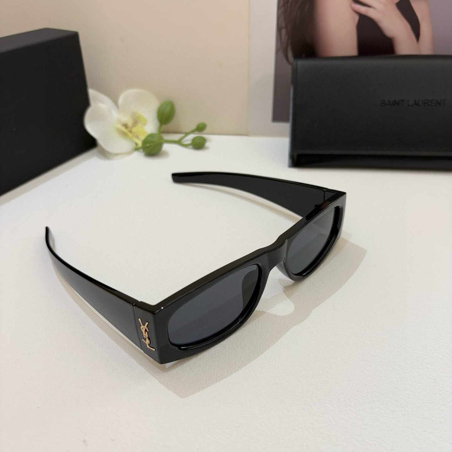 YSL +イヴ・サン・ローラン 新作スクエアサングラス ゴールドロゴ入り