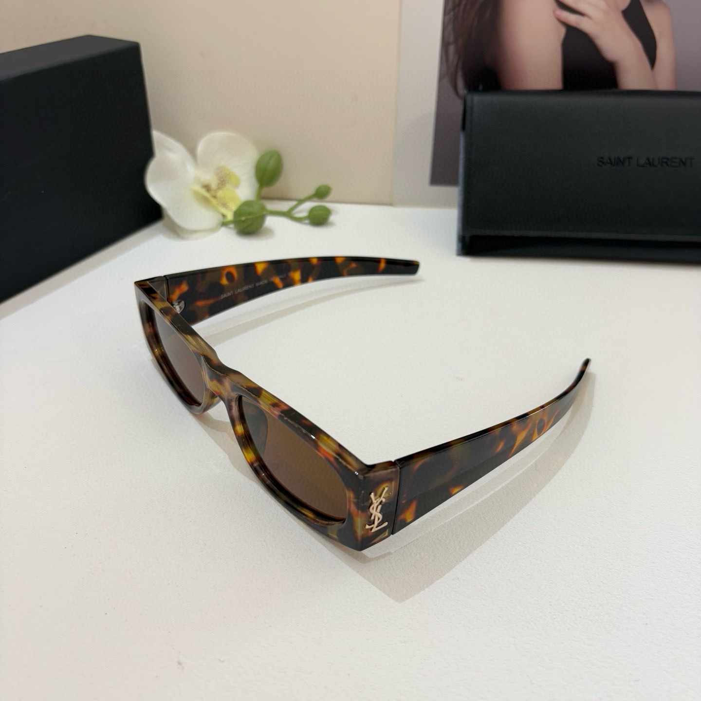 YSL ++イヴ・サン・ローラン 新作スクエアサングラス ゴールドロゴ