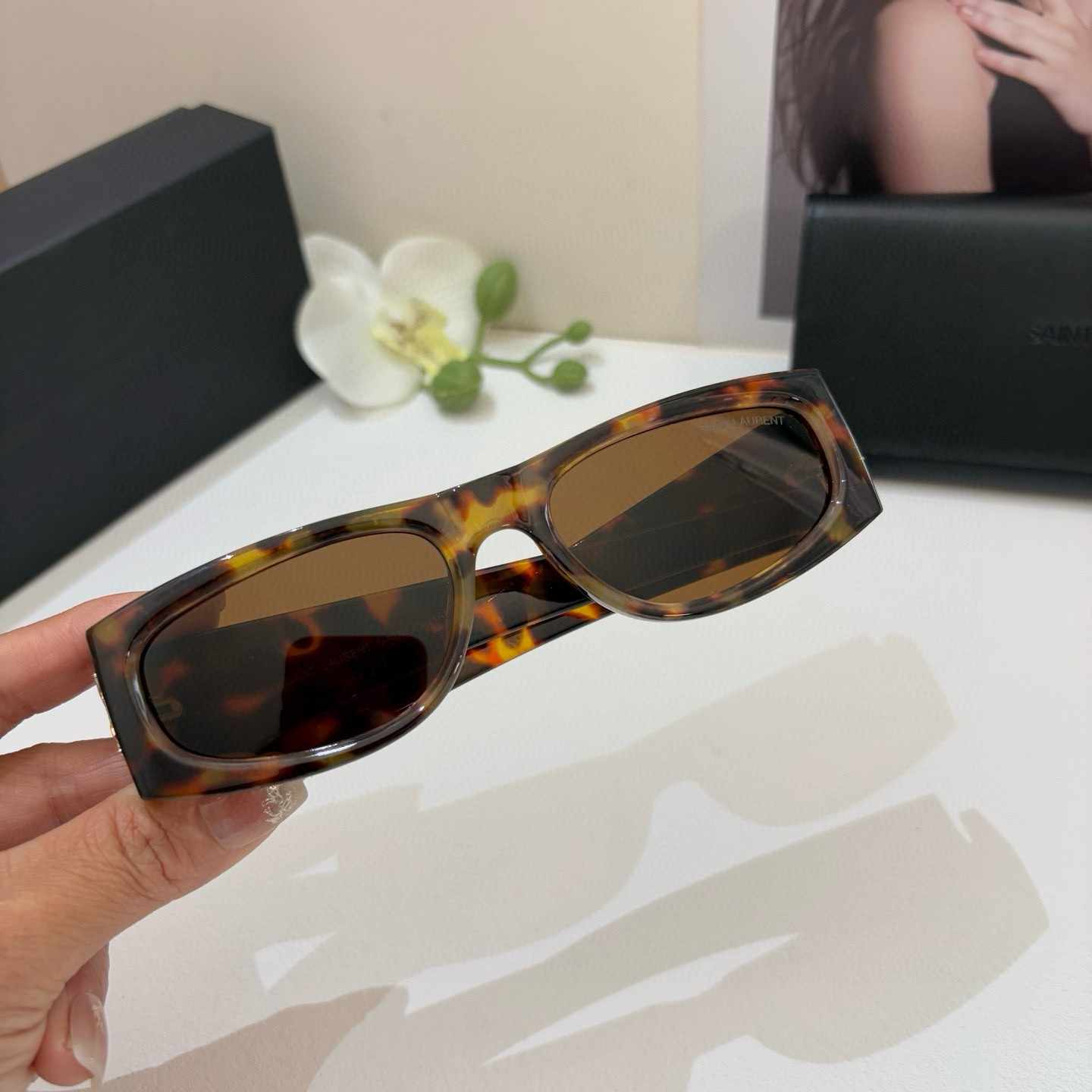 YSL ++イヴ・サン・ローラン 新作スクエアサングラス ゴールドロゴ