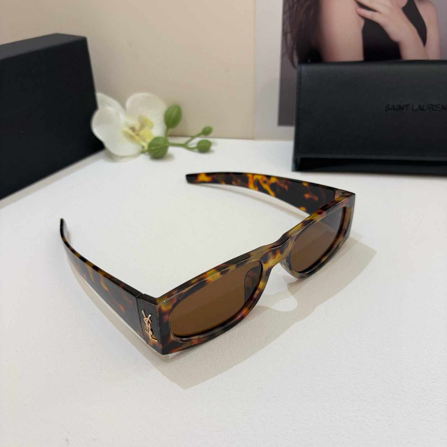 YSL ++イヴ・サン・ローラン 新作スクエアサングラス ゴールドロゴ