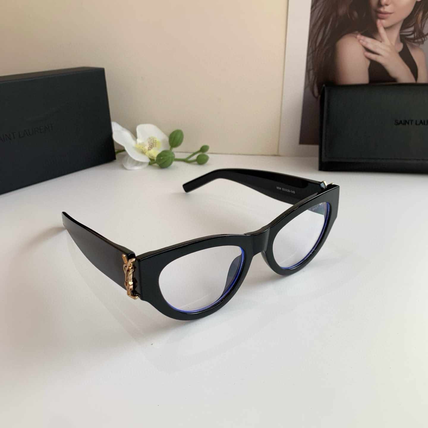 YSL イヴ・サン・ローラン 新作スクエアサングラス セレブ愛用サングラス