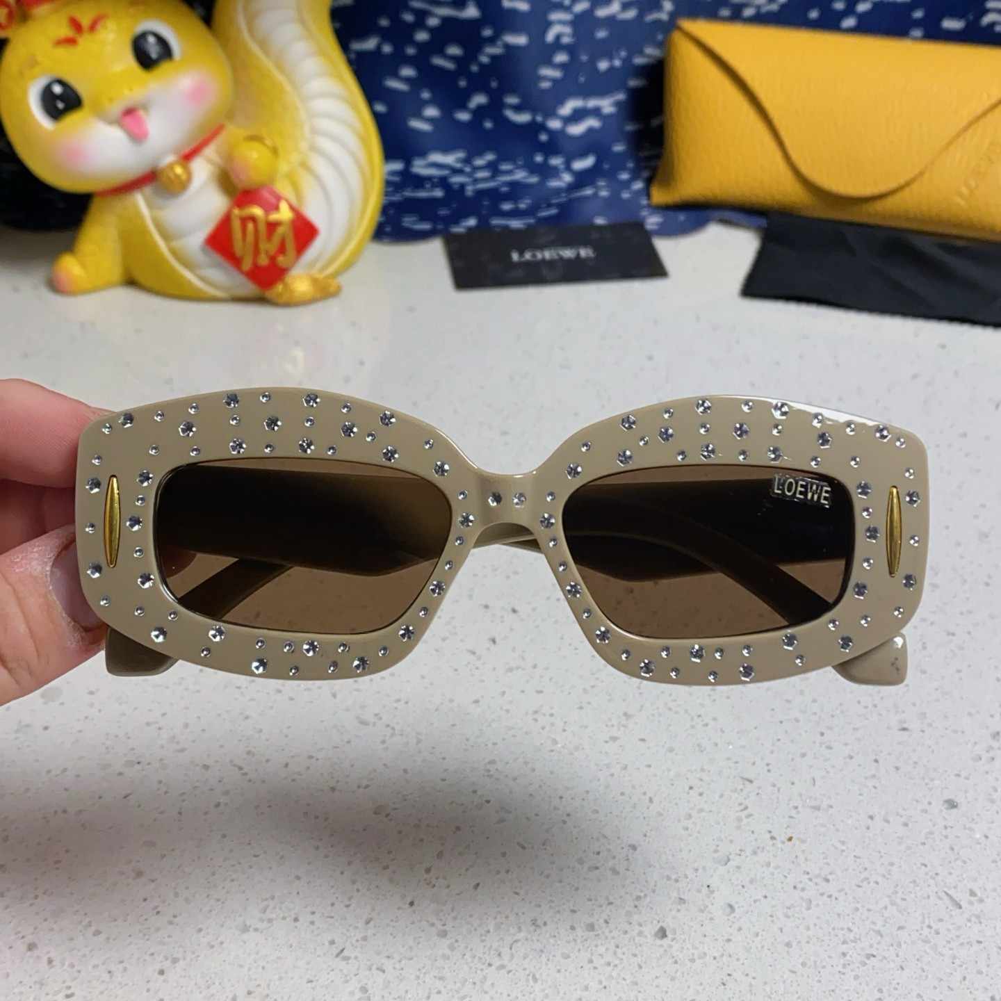 LOEWE ロエベ 2025年新作 グレーのサングラス ダイヤモンド付き ユニセックス