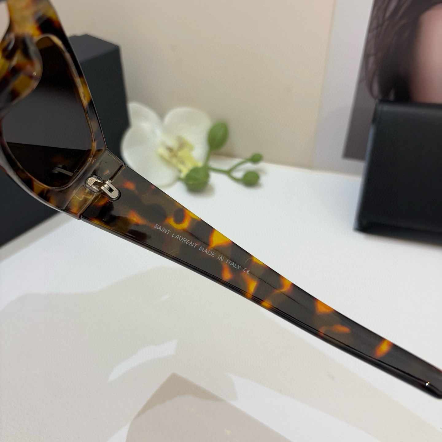 YSL ++イヴ・サン・ローラン 新作スクエアサングラス ゴールドロゴ